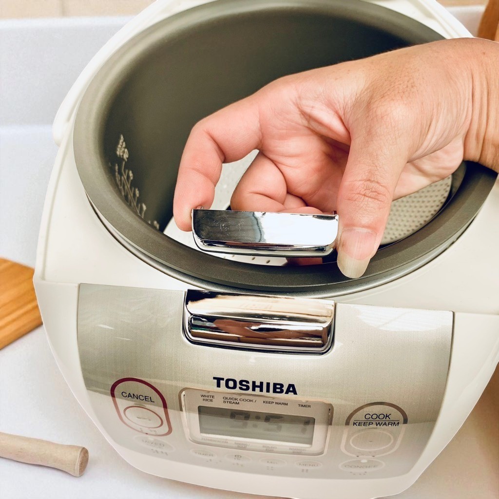 Lẫy Khóa Nắp Nồi Cơm Điện Toshiba RC-10NMF & RC-18NMF/ RC-18NTFV Chính Hãng