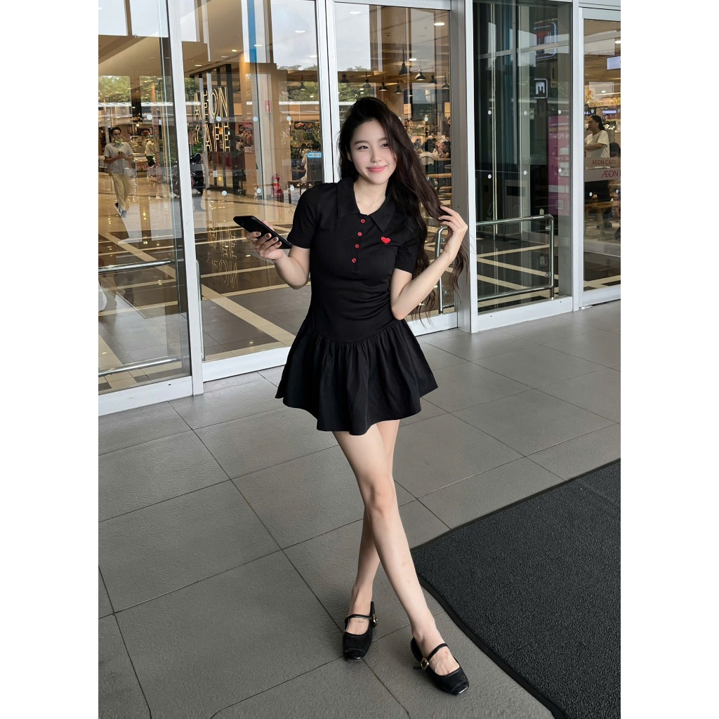 Váy body nữ Váy POLO cộc tay thêu trái tim nhiều khuy dáng xoè sang chảnh | BigBuy360 - bigbuy360.vn