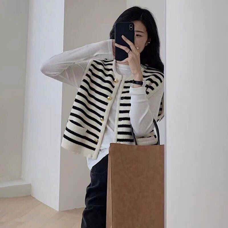 Áo Len Gile Be Phối Kẻ Sọc Nhỏ, Áo Gile Nữ Dáng Vừa Cổ Tròn Cài Khuy Mạ Đồng Giả Túi Phong Cách Hàn Quốc Hàng Qccc Shopq | BigBuy360 - bigbuy360.vn