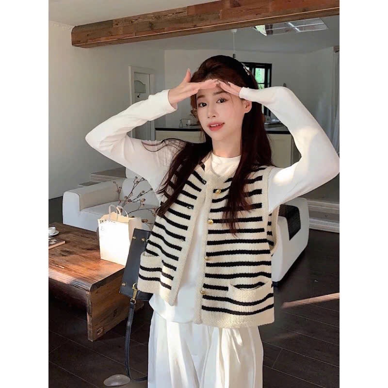 Áo Len Gile Be Phối Kẻ Sọc Nhỏ, Áo Gile Nữ Dáng Vừa Cổ Tròn Cài Khuy Mạ Đồng Giả Túi Phong Cách Hàn Quốc Hàng Qccc Shopq | BigBuy360 - bigbuy360.vn