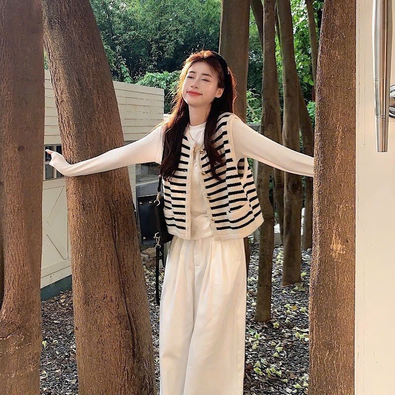 Áo Len Gile Be Phối Kẻ Sọc Nhỏ, Áo Gile Nữ Dáng Vừa Cổ Tròn Cài Khuy Mạ Đồng Giả Túi Phong Cách Hàn Quốc Hàng Qccc Shopq | BigBuy360 - bigbuy360.vn