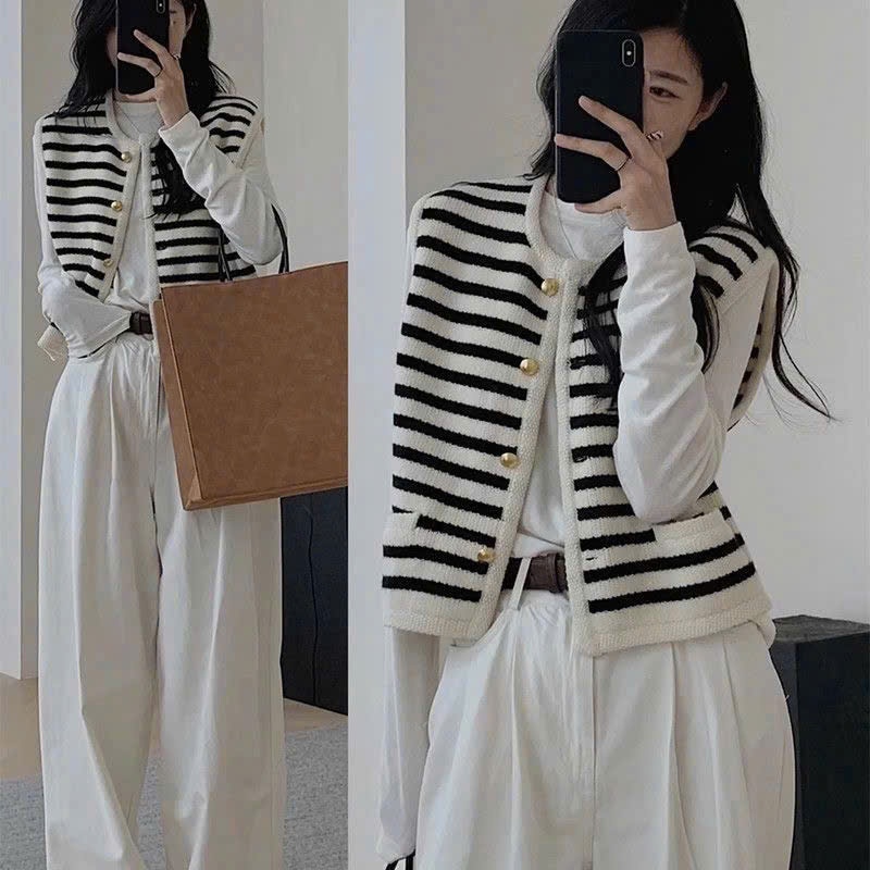 Áo Len Gile Be Phối Kẻ Sọc Nhỏ, Áo Gile Nữ Dáng Vừa Cổ Tròn Cài Khuy Mạ Đồng Giả Túi Phong Cách Hàn Quốc Hàng Qccc Shopq | BigBuy360 - bigbuy360.vn
