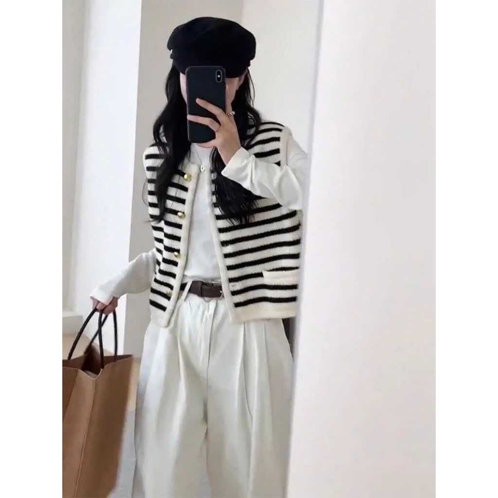 Áo Len Gile Be Phối Kẻ Sọc Nhỏ, Áo Gile Nữ Dáng Vừa Cổ Tròn Cài Khuy Mạ Đồng Giả Túi Phong Cách Hàn Quốc Hàng Qccc Shopq | BigBuy360 - bigbuy360.vn