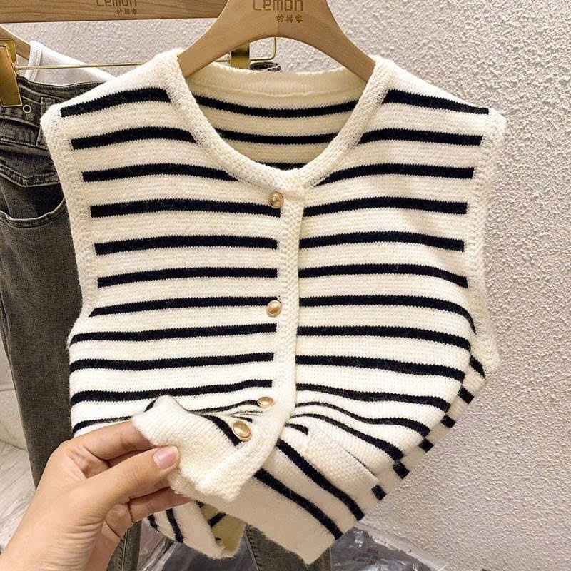 Áo Len Gile Be Phối Kẻ Sọc Nhỏ, Áo Gile Nữ Dáng Vừa Cổ Tròn Cài Khuy Mạ Đồng Giả Túi Phong Cách Hàn Quốc Hàng Qccc Shopq | BigBuy360 - bigbuy360.vn