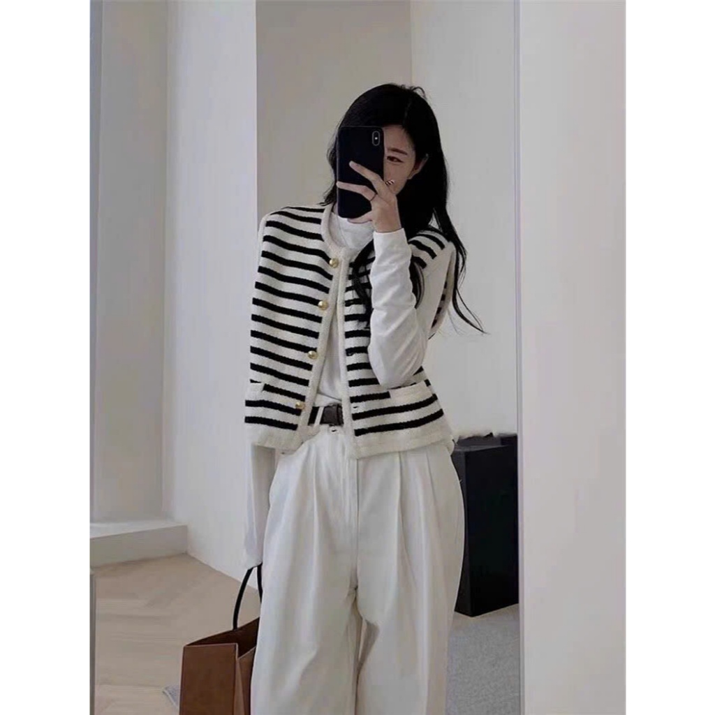 Áo Len Gile Be Phối Kẻ Sọc Nhỏ, Áo Gile Nữ Dáng Vừa Cổ Tròn Cài Khuy Mạ Đồng Giả Túi Phong Cách Hàn Quốc Hàng Qccc Shopq | BigBuy360 - bigbuy360.vn