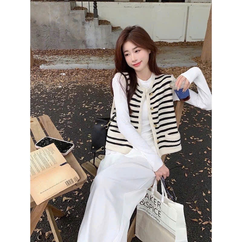 Áo Len Gile Be Phối Kẻ Sọc Nhỏ, Áo Gile Nữ Dáng Vừa Cổ Tròn Cài Khuy Mạ Đồng Giả Túi Phong Cách Hàn Quốc Hàng Qccc Shopq | BigBuy360 - bigbuy360.vn