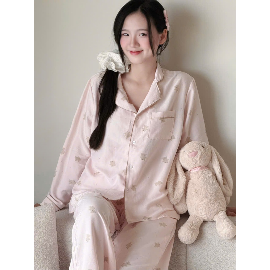 MB-SET-010 Maybee.Homedress Bộ Ngủ Dài Tay In Gấu Viền Né – Chất Đũi Mềm Mịn, Thanh Lịch, Thoải Mái | BigBuy360 - bigbuy360.vn