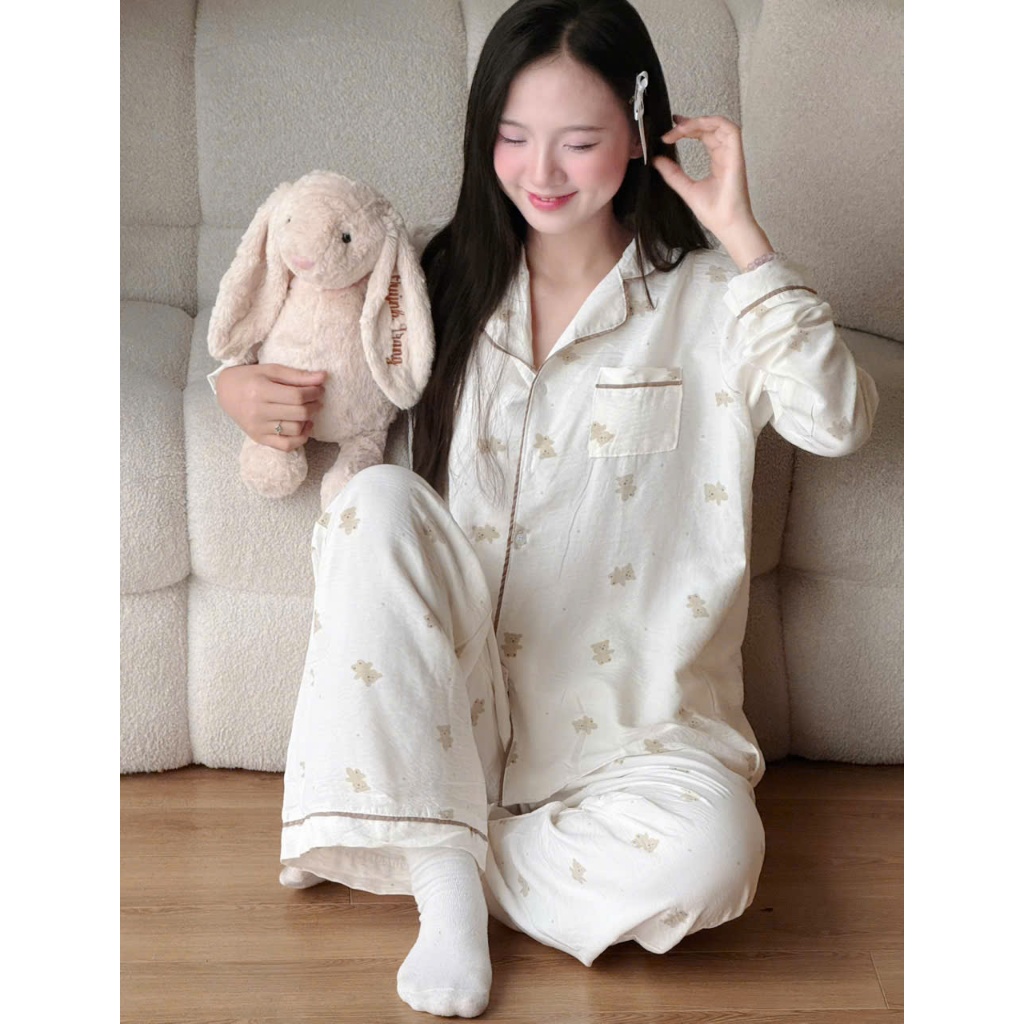 MB-SET-010 Maybee.Homedress Bộ Ngủ Dài Tay In Gấu Viền Né – Chất Đũi Mềm Mịn, Thanh Lịch, Thoải Mái | BigBuy360 - bigbuy360.vn