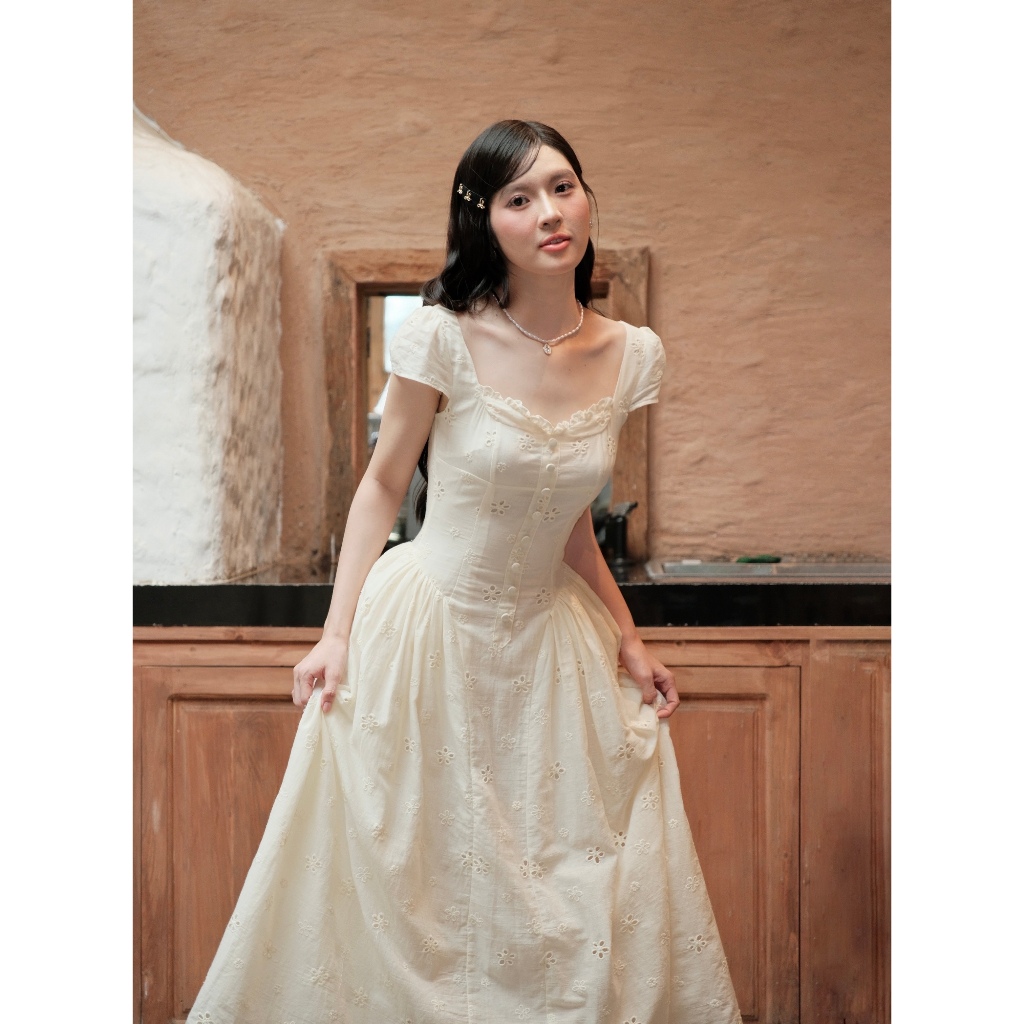 Đầm nàng thơ xinh nhẹ nhàng tiểu thư dáng xòe COQUI chất thô boi thêu hoa EMMA DRESS, đầm thiết kế tiểu thư trắng | BigBuy360 - bigbuy360.vn
