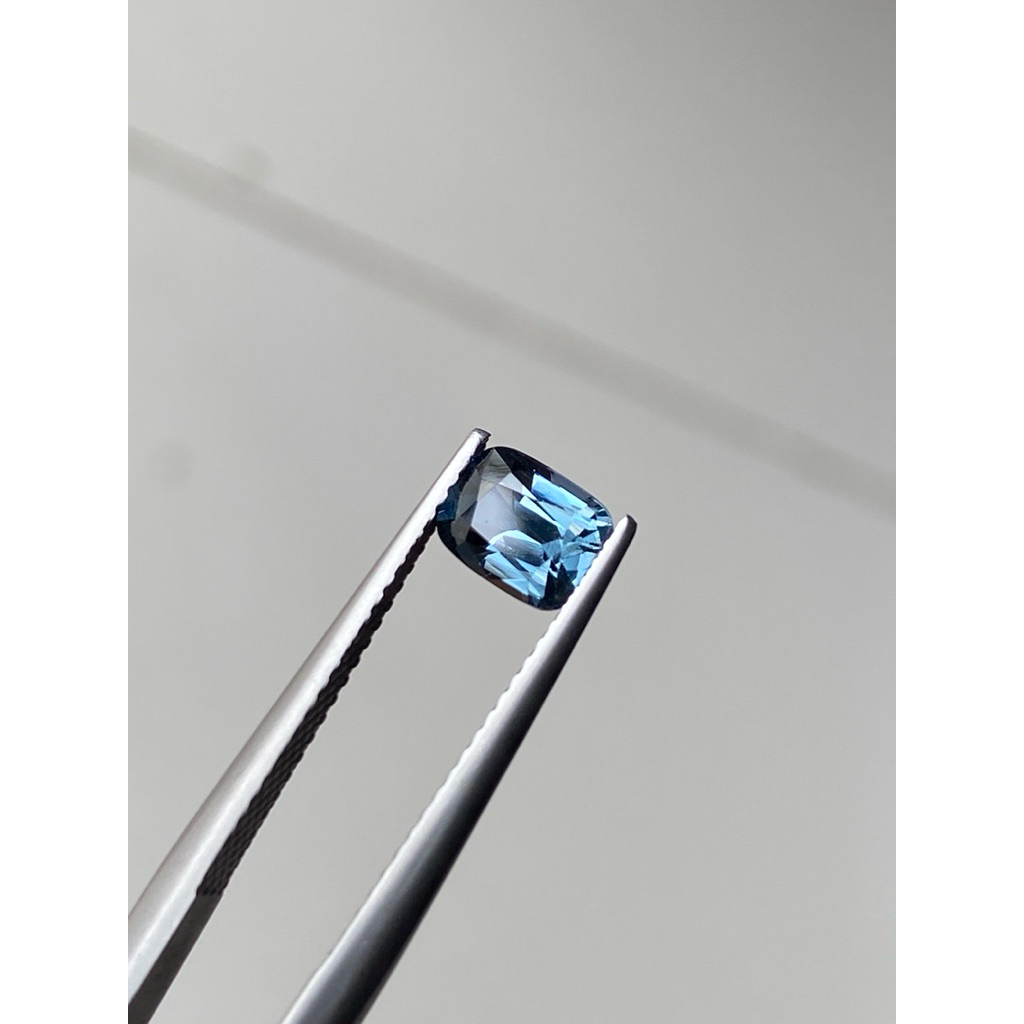 Spinel xanh xám