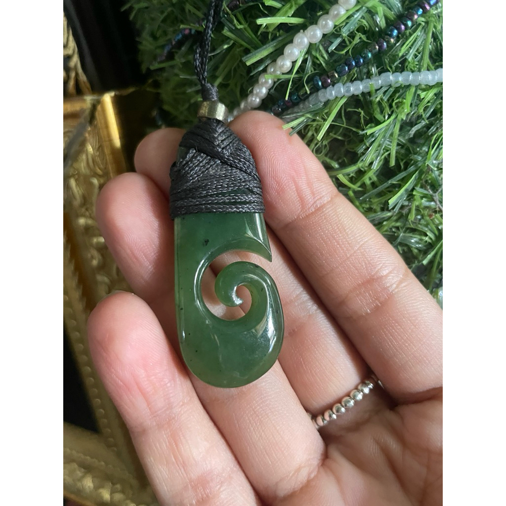 Mặt dây chuyền ngọc bích hoạ tiết maori