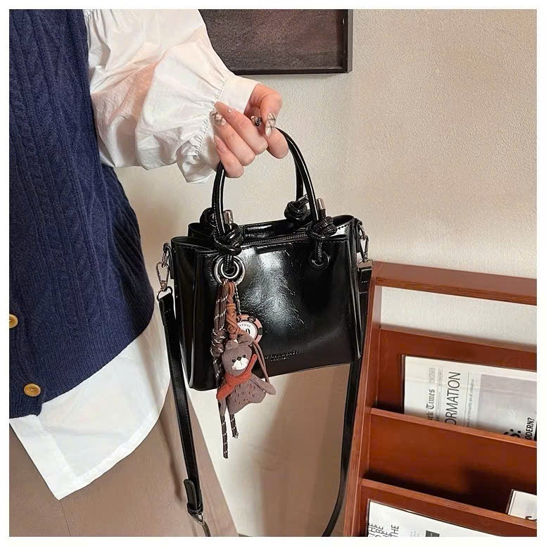 Túi xách nữ túi đeo chéo thời trang công sở da trơn size 23 kèm charm Samsoras store -KN2681