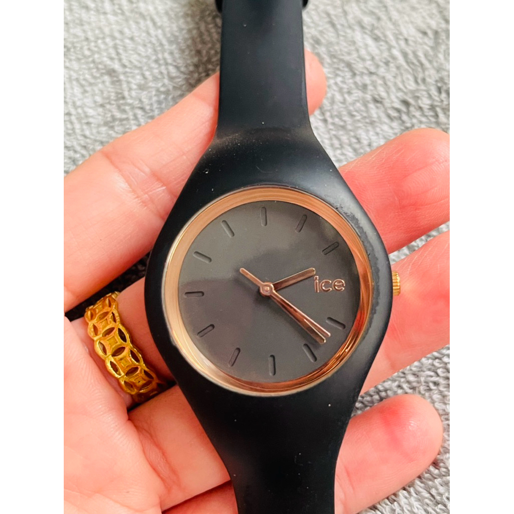 Đồng hồ thể thao Nữ Ice-Watch dây silicone mặt đen lên tay bao đẹp