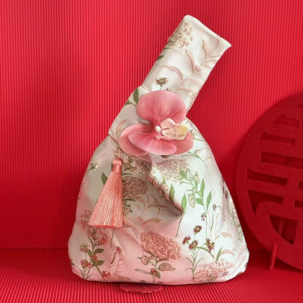 Túi gấm đính hoa hồ điệp xách tay kèm tua rua phối với áo dài truyền thống 24Feb.studio TUI01