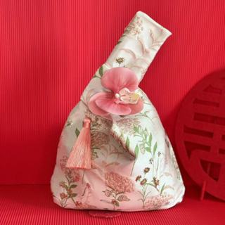 Túi gấm đính hoa hồ điệp xách tay kèm tua rua phối với áo dài truyền thống 24Feb.studio TUI01