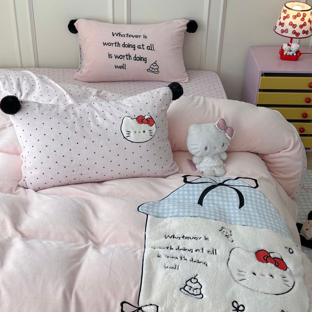 Bộ Chăn Ga Gối Nỉ Nhung Sữa Thêu Hello Kitty Cao Cấp – Sweet Baby Kitty 2025 | Bộ Ga Gối Kitty Tiểu 