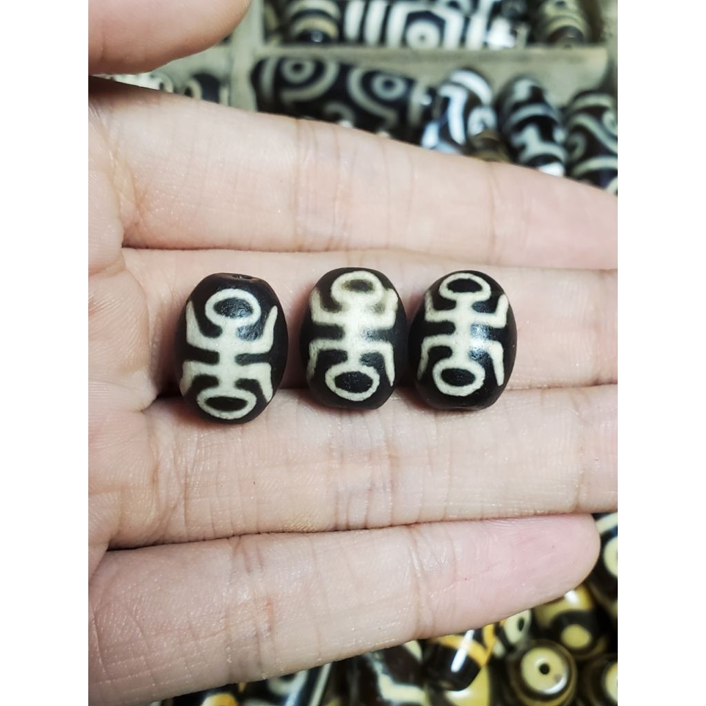 Dzi phong thủy 1.5cm Quý Nhân, thân sần, ý nghĩa tài bảo, bình an, may mắn phong thủy Tây Tạng