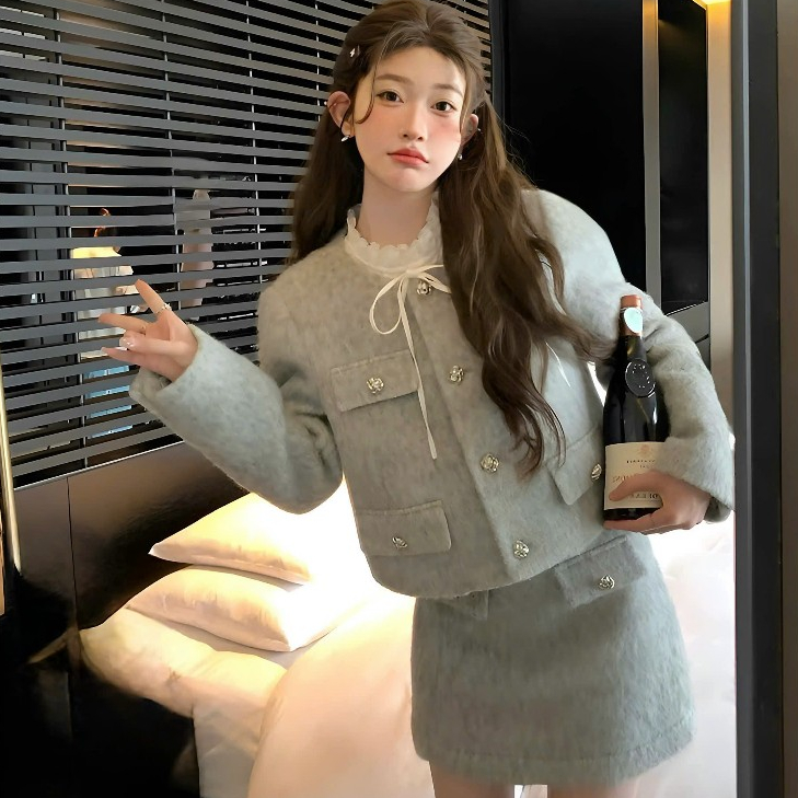 Set Váy Dạ Ép 2 Món Màu Xám Gồm Áo Khoác Phối Cổ Bèo 2 Lớp Đính Cúc Ngọc + Chân Váy Chữ A | BigBuy360 - bigbuy360.vn