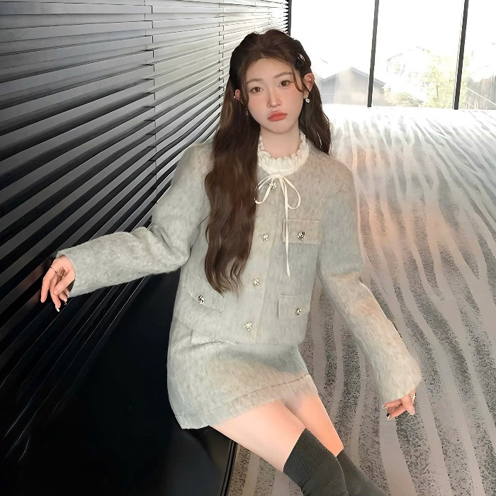 Set Váy Dạ Ép 2 Món Màu Xám Gồm Áo Khoác Phối Cổ Bèo 2 Lớp Đính Cúc Ngọc + Chân Váy Chữ A | BigBuy360 - bigbuy360.vn