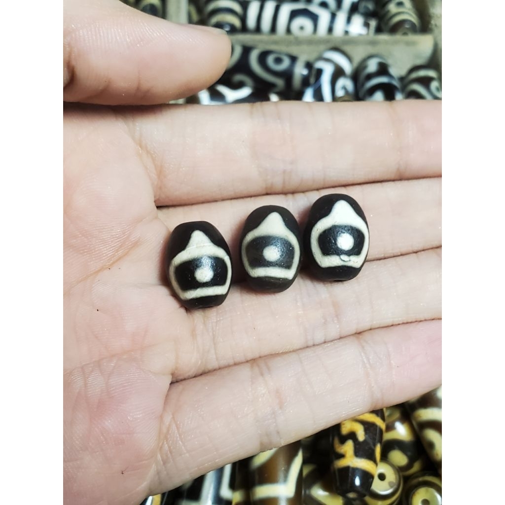 Dzi phong thủy 1.5cm Bảo Tháp, thân sần, ý nghĩa tài bảo, bình an, may mắn phong thủy Tây Tạng