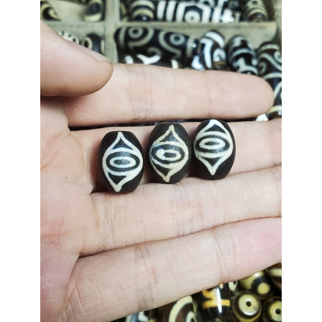 Dzi phong thủy 1.5cm MẮT PHẬT, thân sần, ý nghĩa tài bảo, bình an, may mắn phong thủy Tây Tạng