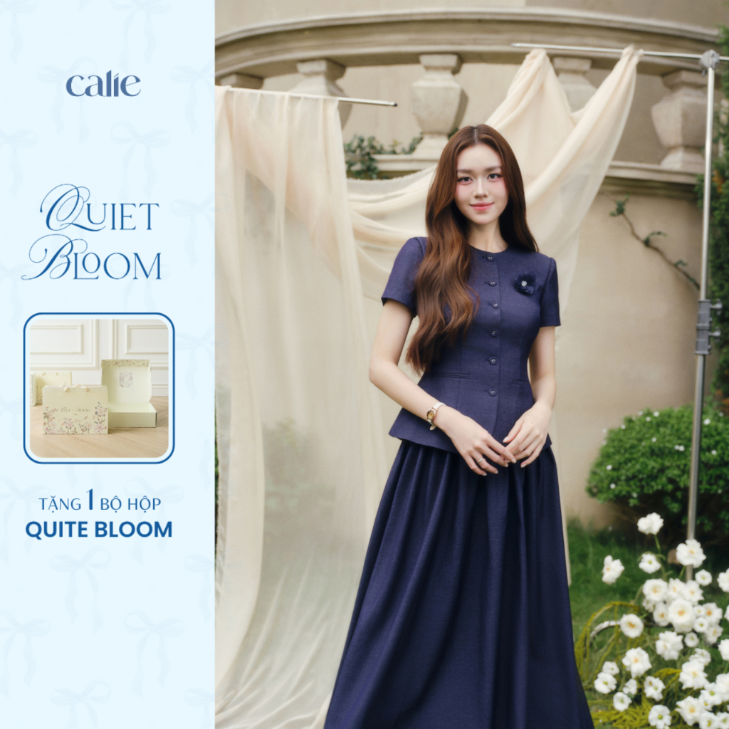 (QUIET BLOOM)  Áo cách điệu chất jean cổ tròn cài hoa, thanh lịch, sang trọng thời trang nữ Calie AC