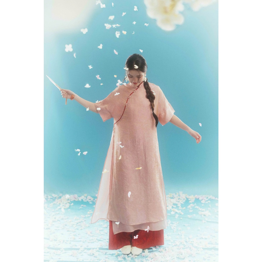 Áo Dài Tủ Nhà Mây Nguyệt Minh Hồng phối chân váy An Hội đỏ tơ sóng dập nhăn