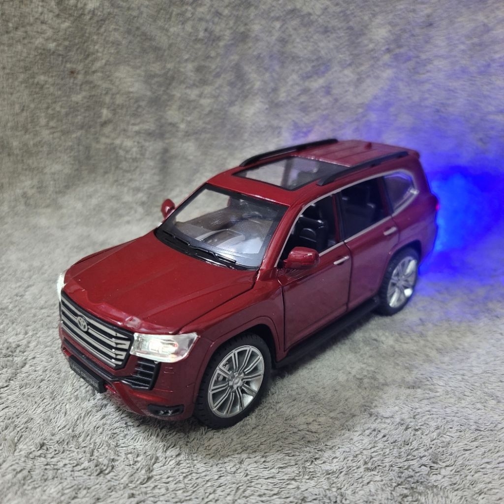 Mô hình xe Toyota Land Cruiser LC300 phun khói tỷ lệ 1:24 phù hợp sưu tầm, trưng bày hoặc làm quà tặ