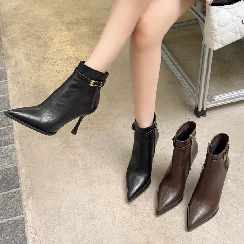 QBEYRAL | Boot nữ cao cấp size 35-39 boot cổ thấp bản mũi nhọn khuy vàng gót bút đế cao 7cm M9151-6