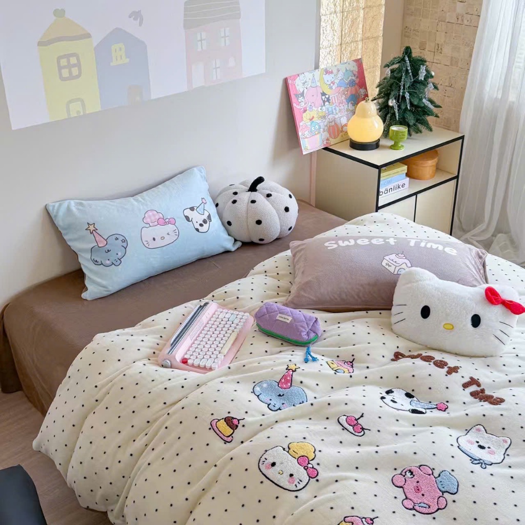 2025-Set chăn ga gối Nỉ Nhung Sữa Thêu Kitty Sweet Baby – HELLO KITTY YEAR TOKYO.BEDDING