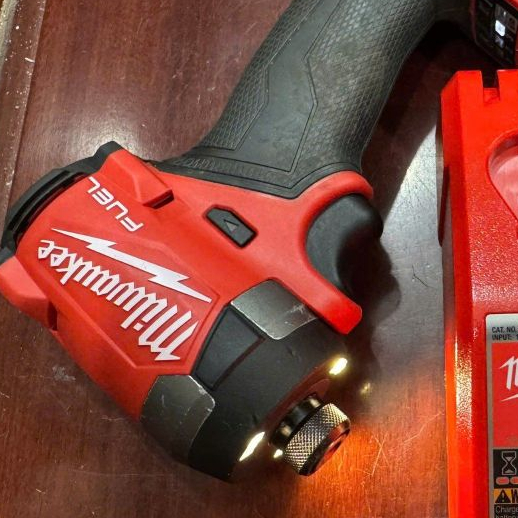 Máy vít Milwaukee 2953/FID3 lướt