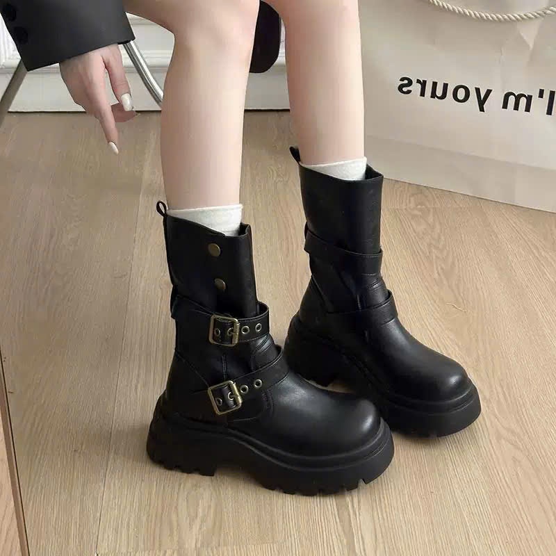Giày Boots Nữ Cổ Lửng Khóa Đai Đế Bánh Mì Đế Gân Chống Trượt Phong Cách Biker Cá Tính FLORA B22 | BigBuy360 - bigbuy360.vn