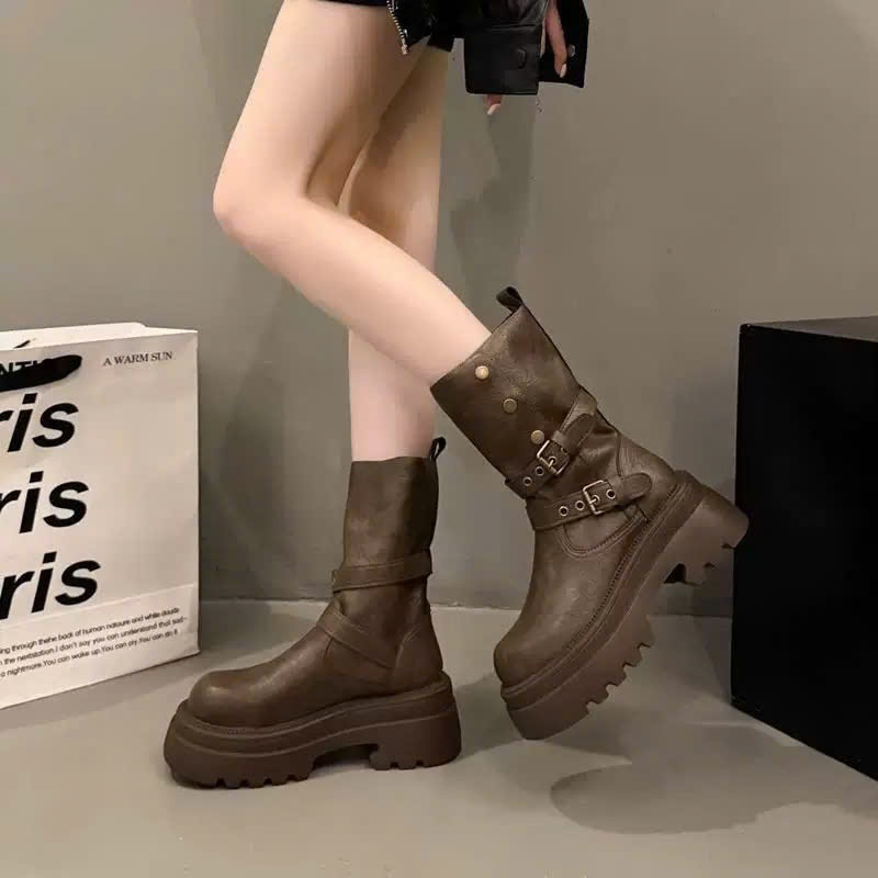 Giày Boots Nữ Cổ Lửng Khóa Đai Đế Bánh Mì Đế Gân Chống Trượt Phong Cách Biker Cá Tính FLORA B22 | BigBuy360 - bigbuy360.vn