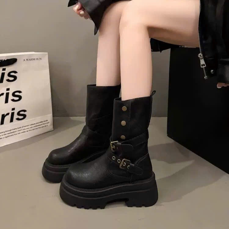Giày Boots Nữ Cổ Lửng Khóa Đai Đế Bánh Mì Đế Gân Chống Trượt Phong Cách Biker Cá Tính FLORA B22 | BigBuy360 - bigbuy360.vn