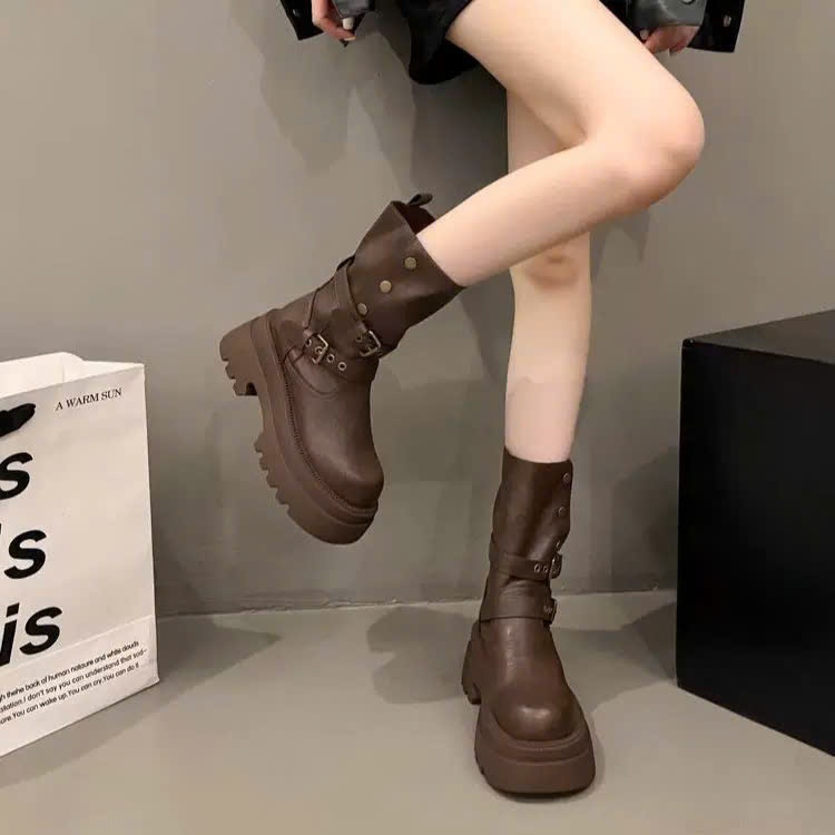 Giày Boots Nữ Cổ Lửng Khóa Đai Đế Bánh Mì Đế Gân Chống Trượt Phong Cách Biker Cá Tính FLORA B22 | BigBuy360 - bigbuy360.vn