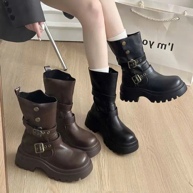 Giày Boots Nữ Cổ Lửng Khóa Đai Đế Bánh Mì Đế Gân Chống Trượt Phong Cách Biker Cá Tính FLORA B22 | BigBuy360 - bigbuy360.vn