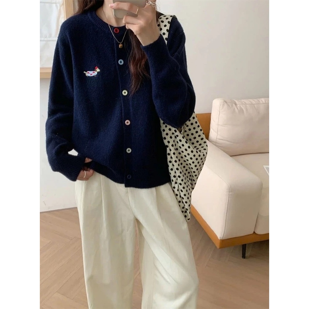 ( Quảng Châu) Áo len cardigan cúc nhiều màu thêu gấu nữ tính dài tay Áo khoác mỏng thu đông basic dễ thương trẻ T1425G | BigBuy360 - bigbuy360.vn