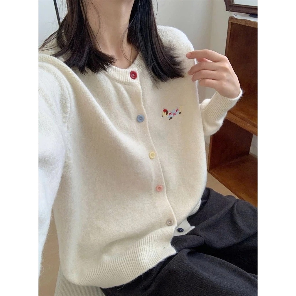 ( Quảng Châu) Áo len cardigan cúc nhiều màu thêu gấu nữ tính dài tay Áo khoác mỏng thu đông basic dễ thương trẻ T1425G | BigBuy360 - bigbuy360.vn