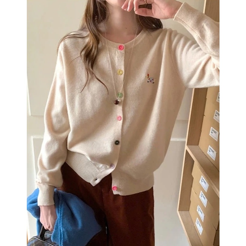 ( Quảng Châu) Áo len cardigan cúc nhiều màu thêu gấu nữ tính dài tay Áo khoác mỏng thu đông basic dễ thương trẻ T1425G | BigBuy360 - bigbuy360.vn