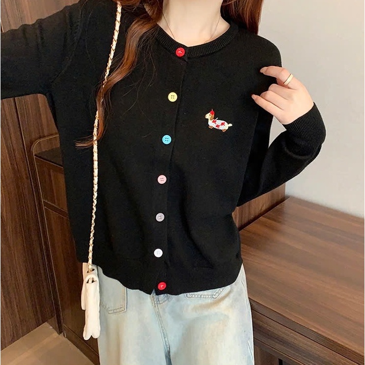 ( Quảng Châu) Áo len cardigan cúc nhiều màu thêu gấu nữ tính dài tay Áo khoác mỏng thu đông basic dễ thương trẻ T1425G | BigBuy360 - bigbuy360.vn