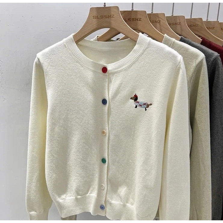 ( Quảng Châu) Áo len cardigan cúc nhiều màu thêu gấu nữ tính dài tay Áo khoác mỏng thu đông basic dễ thương trẻ T1425G | BigBuy360 - bigbuy360.vn