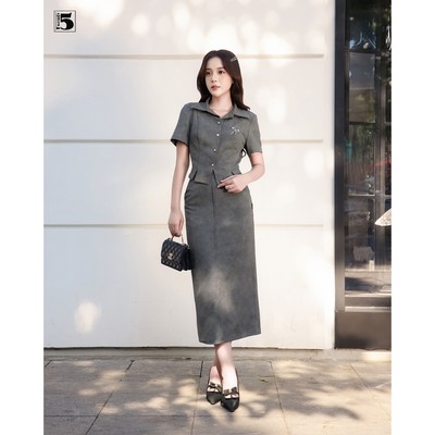 Set bộ nữ Twentyfive gồm áo kiểu dáng ôm ngắn và chân váy bút chì dài xẻ sau SACL25