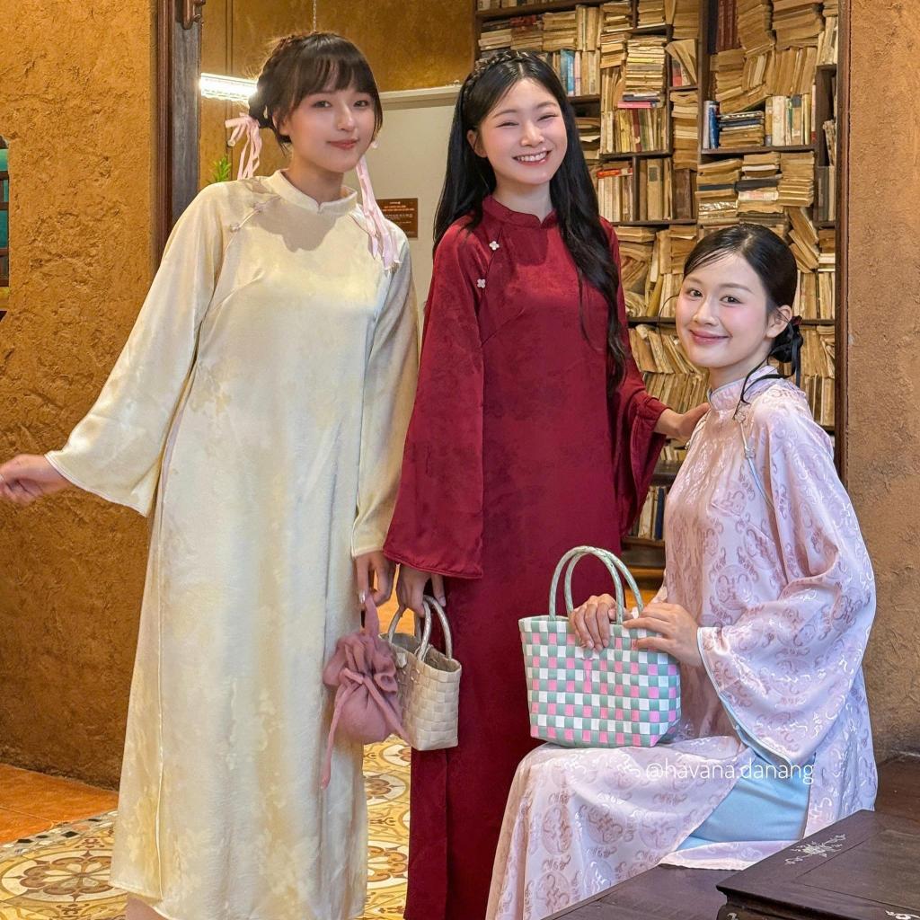 (HAVANA) CÓ BIGSIZE - Áo dài lụa DU MIÊN in vân hoa 3D phối cúc cách điệu hoa mai kèm quần Satin AD208 | BigBuy360 - bigbuy360.vn