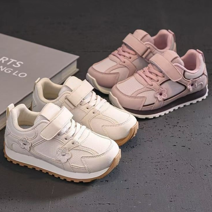 Giày thể thao bé gái đính hoa dễ thương, đế chống trượt, nhẹ êm thoáng khí – 2 màu kem & hồng pastel xinh xắn