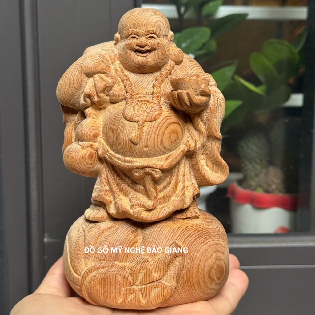 Tượng phật di lặc khoác bị vàng gỗ ngọc am thơm để xe ô tô cao 12 cm (có băng keo 2 mặt dán dưới đế 