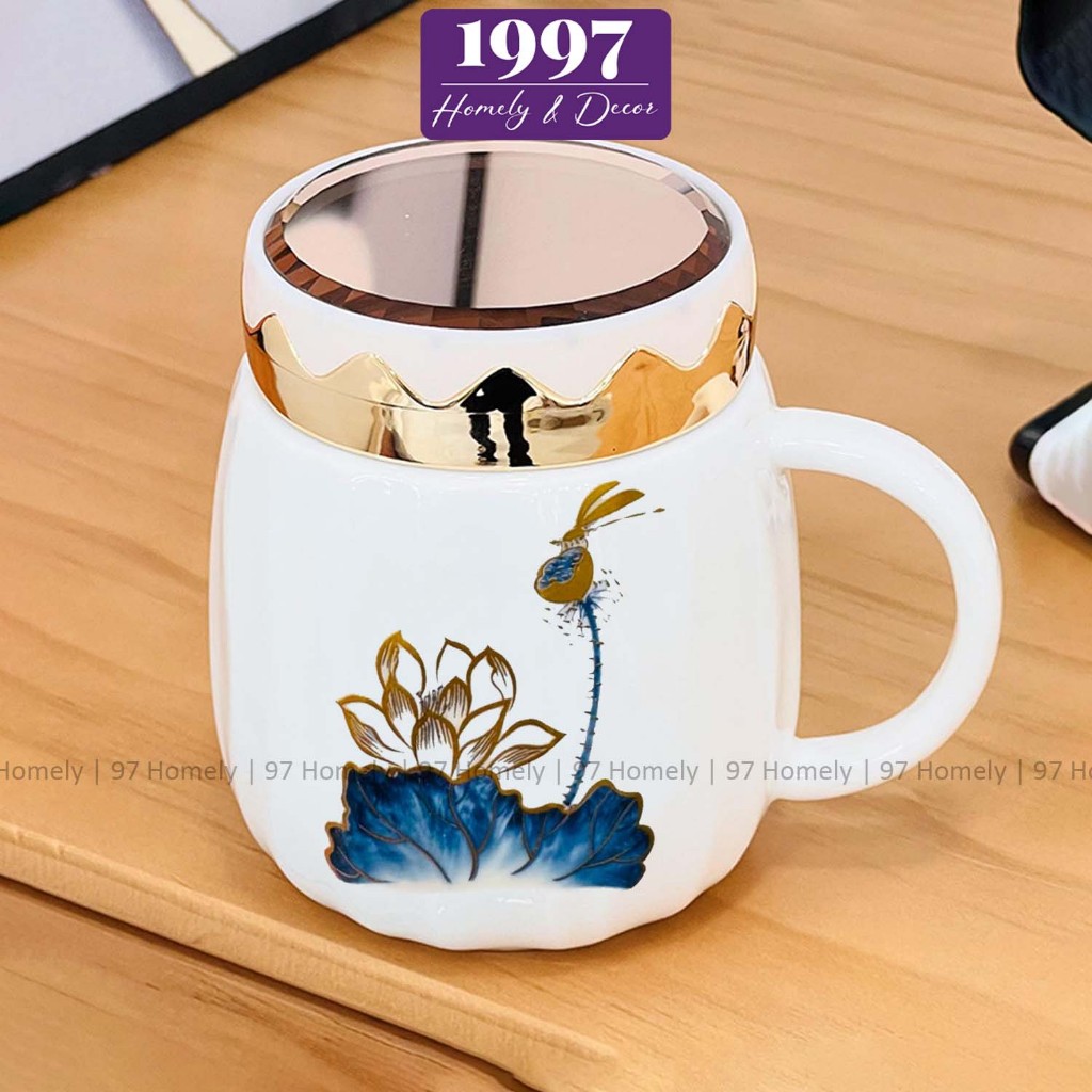 Cốc Sứ Nắp Gương 97HOMELY Họa Tiết Hoa Sen Dát Vàng Siêu Đẹp Nắp Chống Rò Rỉ Nước DT251002301