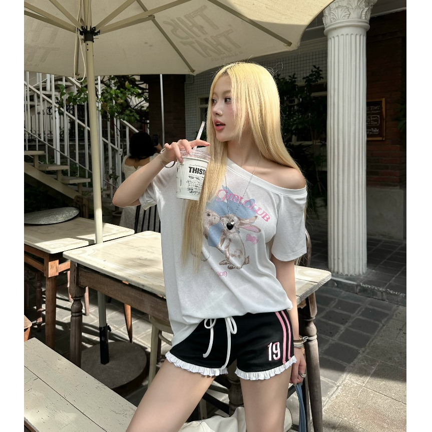 Áo thun nữ MONÁ áo form rộng trễ vai hoạ tiết chấm bi in thỏ - LOVELY TOP | BigBuy360 - bigbuy360.vn