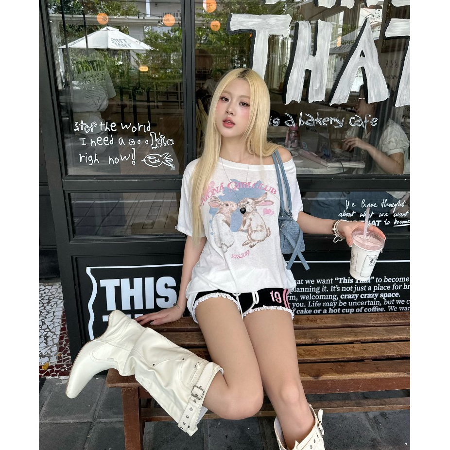 Áo thun nữ MONÁ áo form rộng trễ vai hoạ tiết chấm bi in thỏ - LOVELY TOP | BigBuy360 - bigbuy360.vn
