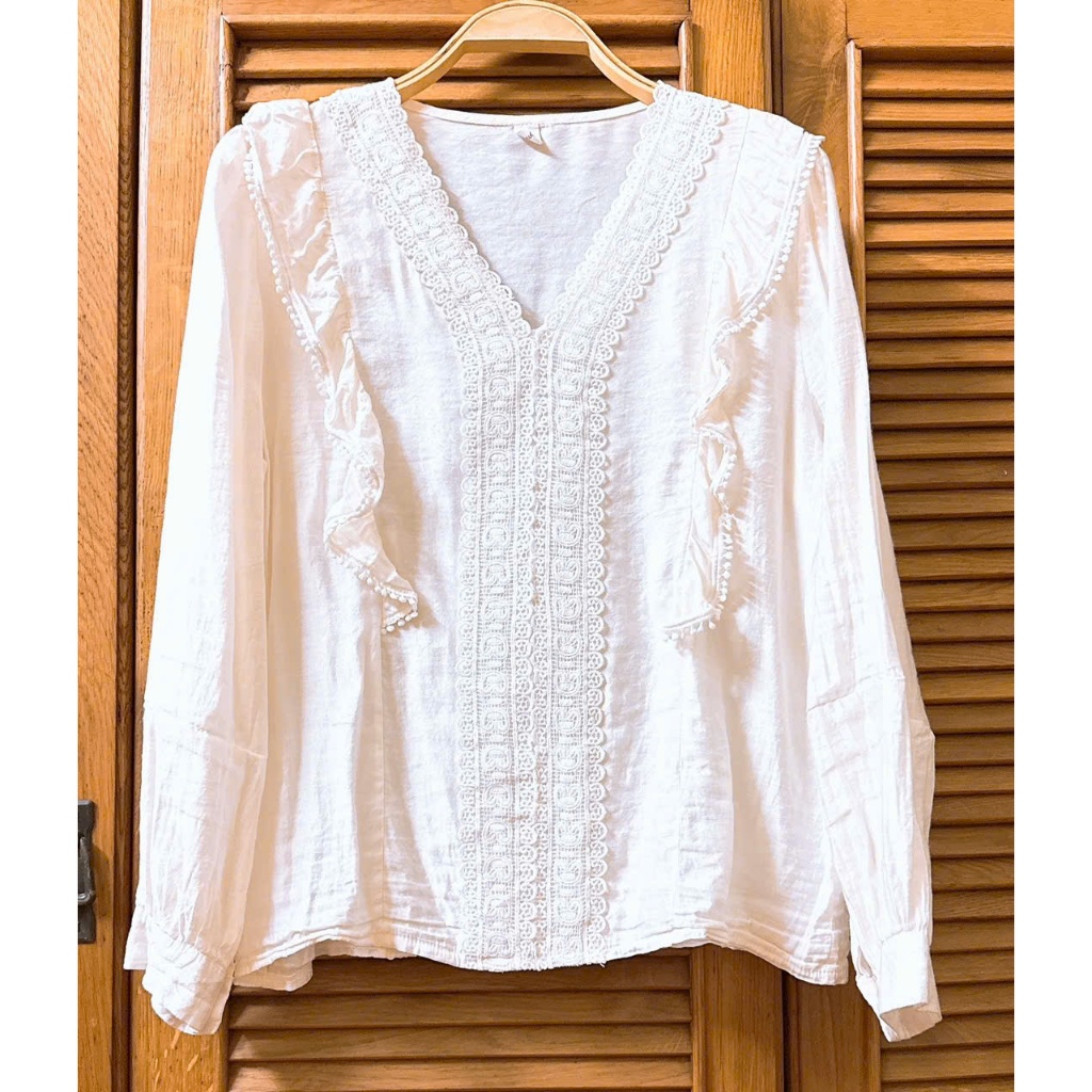 Áo sơ mi lụa kiểu tiểu thư màu trắng kem- 2 Hand (Size L).Cream white lady-style silk shirt - 2 Hand