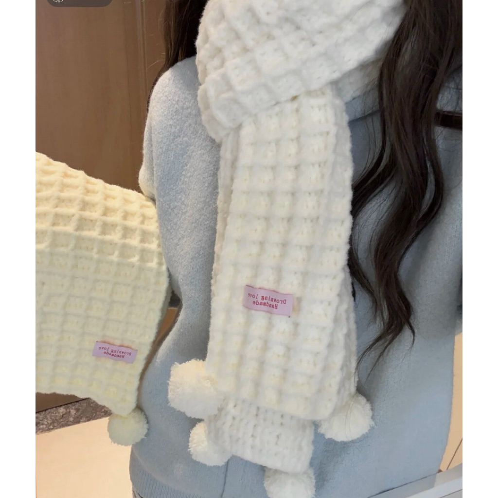 Khăn len waffle màu sắc pastel có cục pompom và tag chữ